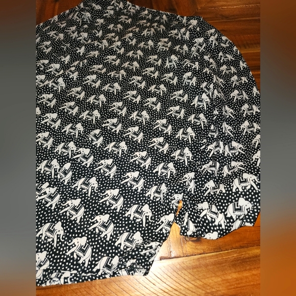 ** 2/$20 ** Pixley Small Tribal 🐘 Black & White Blouse - Picture 5 of 6